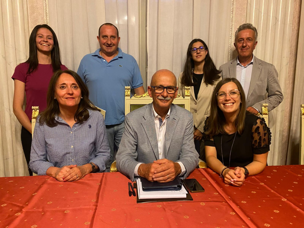 I componenti della Commissione Elettorale Comunale, da sinistra seduti: Maria Chiara Giusiano, il sindaco Ezio Donadio, Serena Pomero; in piedi Maddalena Sadonio, Mario Colombano, Alessia Sarale, Franco Migliore I componenti della Commissione Elettorale Comunale, da sinistra seduti: Maria Chiara Giusiano, il sindaco Ezio Donadio, Serena Pomero; in piedi Maddalena Sadonio, Mario Colombano, Alessia Sarale, Franco Migliore